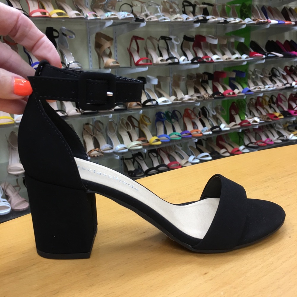 1 LEFT! Basic Black Ankle Strap Low Heel Sandal - Picture 4 of 5